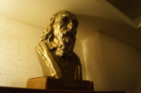 Úniková hra - Zvláštní škola - případ zmizelých Bysta v Únikové hře - Zvláštní škola - případ zmizelých